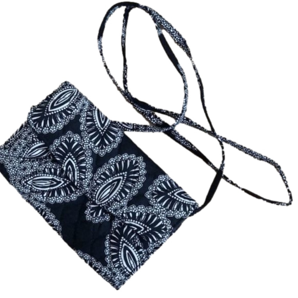 NWT VERA BRADLEY - NEW Crossbody Quilted Strap Wallet Blanco Bouquet Black Whi…